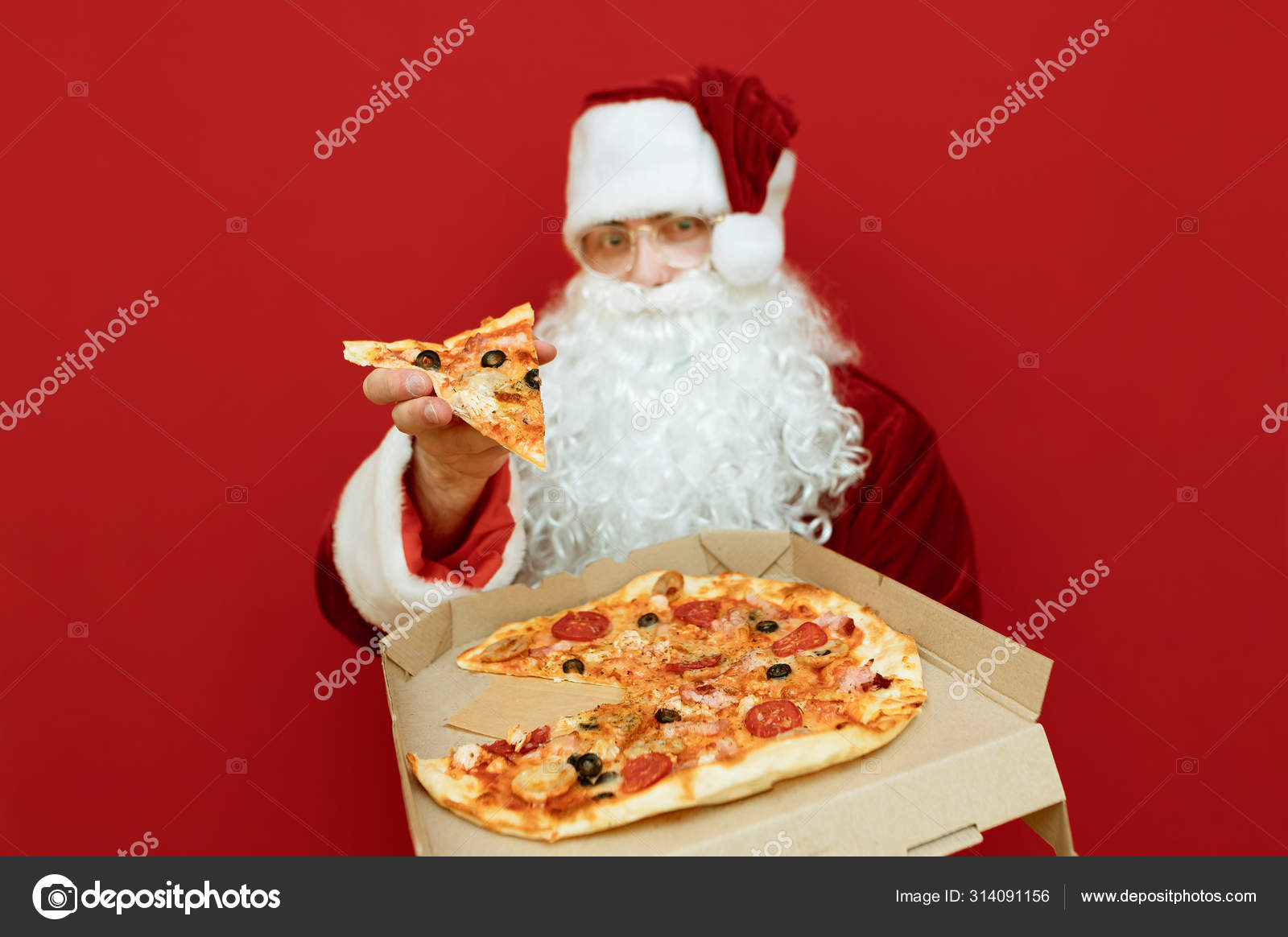 Babbo Natale Pizzeria.Babbo Natale Si Erge Su Sfondo Rosso Con Scatola Di Pizza E Pezzo In Mano E