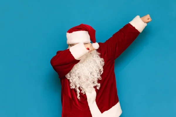 Santa Claus lanza un doblaje sobre un fondo rojo. Un hombre disfrazado de Papá Noel está bailando un baile de doblaje. Christmas Dub y Santa Claus. Año Nuevo . — Foto de Stock