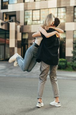 Tarz sahibi bir çift sokakta eğleniyor, adam onu büyüttü.