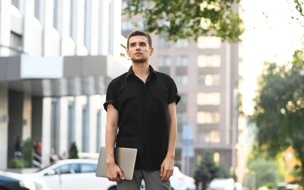 Retrato de un joven guapo con estilo en una camisa negra y un —  Fotos de Stock