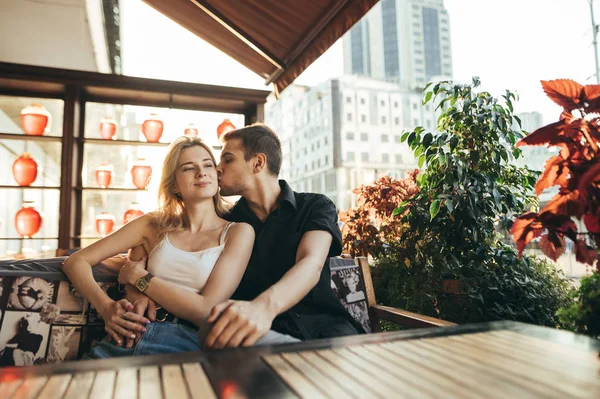 Schattig liefdevol paar zitten in gezellig restaurant en terras op de zon — Stockfoto