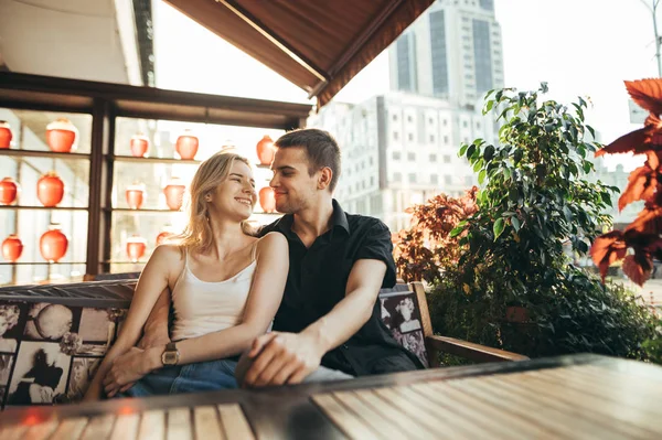 Feliz pareja amorosa sentado en terraza en acogedor restaurante y sm —  Fotos de Stock