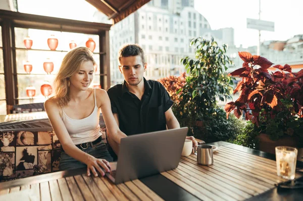 Schönes Paar in stilvoller Freizeitkleidung sitzt im Restaurant — Stockfoto