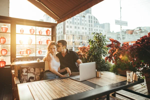 Αγαπημένο ζευγάρι κάθεται στη βεράντα σε ένα άνετο εστιατόριο με ένα — Φωτογραφία Αρχείου