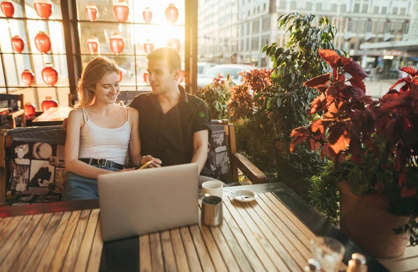 Glückliches Liebespaar bei einem Date in einem Café im Gespräch mit einer Tasse Co — Stockfoto