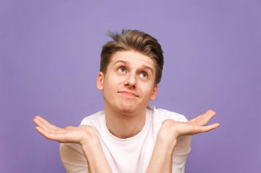 Beyaz tişörtlü adam ne cevap vereceğini bilmiyor.