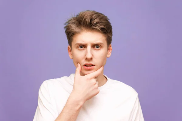 Retrato de cerca de un joven reflexivo con un T-sh blanco — Foto de Stock