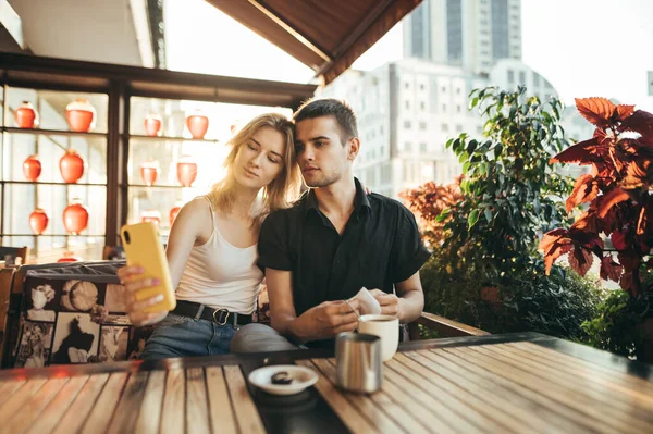 Hermosa Pareja Joven Sentada Acogedor Restaurante Terraza Atardecer Tomando Café —  Fotos de Stock