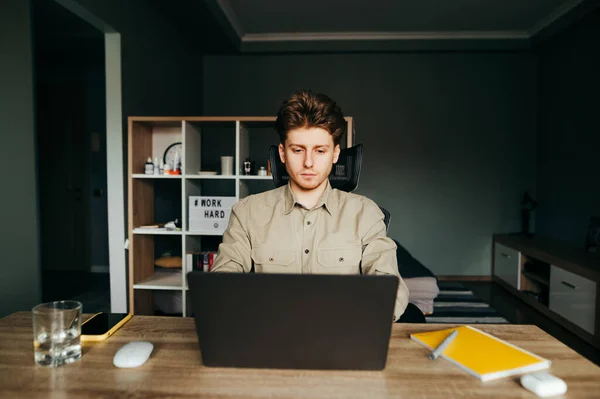 Joven Guapo Con Una Camisa Sentada Una Mesa Casa Trabajando — Foto de Stock