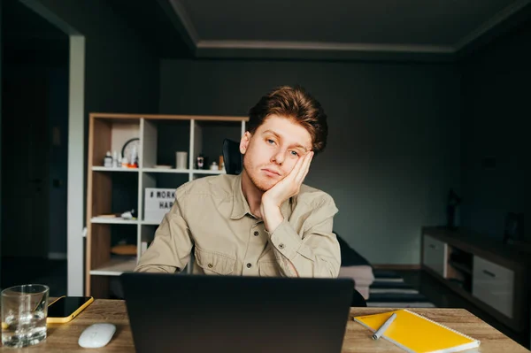 Acalme Jovem Com Uma Camisa Sentada Com Laptop Casa Mesa — Fotografia de Stock