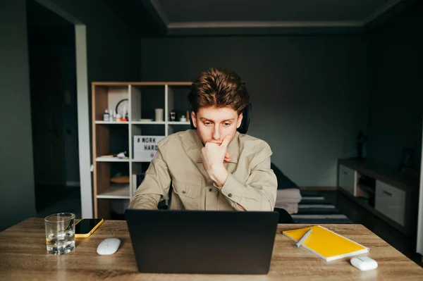 Freelancer Concentrado Uma Camisa Senta Uma Mesa Casa Trabalha Remotamente — Fotografia de Stock