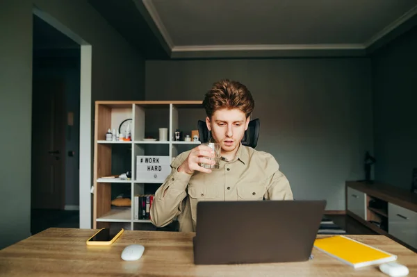 Hombre Joven Trabajador Guapo Camisa Que Trabaja Casa Con Ordenador —  Fotos de Stock