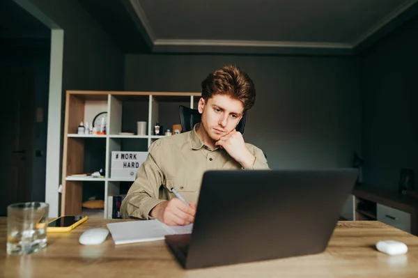 Retrato Estudante Pensativo Uma Camisa Sentado Casa Laptop Estudando Olhando — Fotografia de Stock