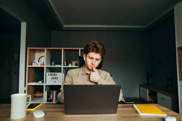 Pensativo Freelancer Serio Una Camisa Auriculares Inalámbricos Funciona Forma Remota —  Fotos de Stock