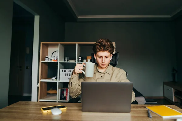 Homem Freelancer Jovem Concentrado Trabalhando Casa Laptop Sentado Local Trabalho — Fotografia de Stock