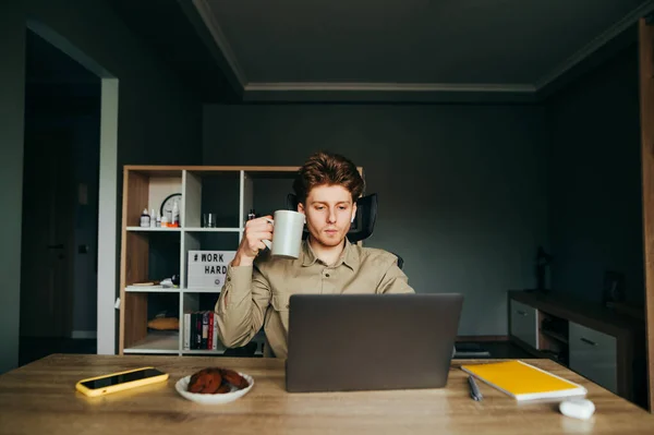 Hombre Joven Concentrado Camisa Auriculares Que Trabajan Casa Portátil Con —  Fotos de Stock