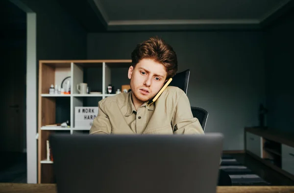 Joven Ocupado Trabajando Casa Desde Computadora Portátil Haciendo Llamadas Enfocado —  Fotos de Stock