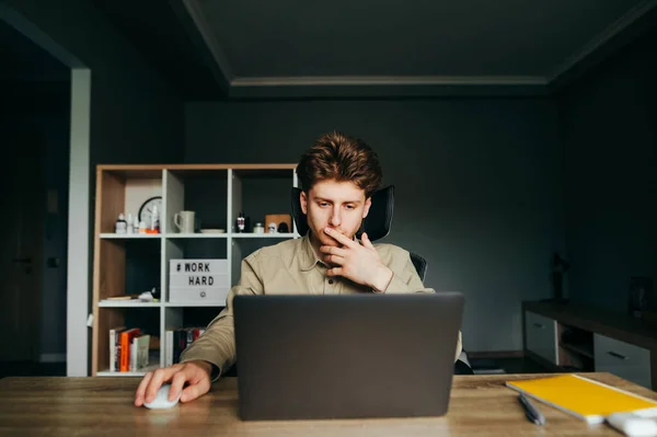 Retrato Jovem Empresário Focado Trabalhando Laptop Uma Sala Aconchegante Focado — Fotografia de Stock