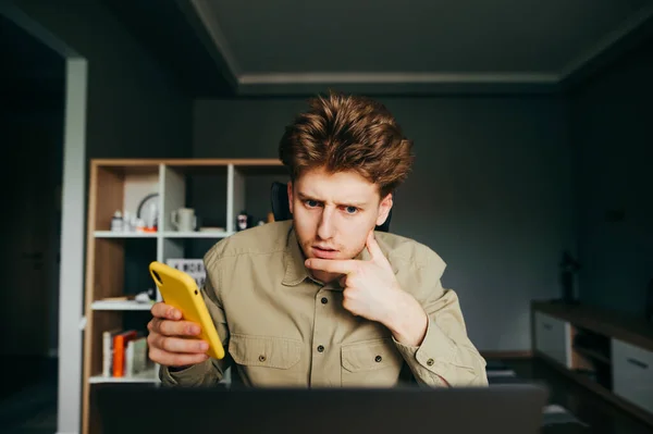 Retrato Trabajador Remoto Enfocado Una Camisa Con Teléfono Inteligente Mano —  Fotos de Stock