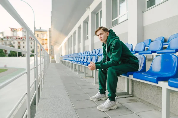 Joven Atlético Con Traje Deportivo Verde Sienta Solo Las Gradas — Foto de Stock