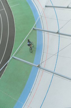 Bir Velodrome 'da bisiklet eğitimi. Profesyonel yarışmalar için hazırlık. Profesyonel bisikletçiler hız pistinde bisiklet sürerler, üstten bakarlar. Geçmişi. Dikey