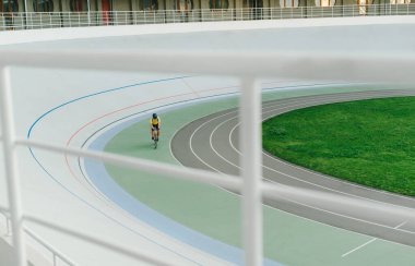 Dışarıda Velodrome 'da yarış bisikletçisi. Sarı tişörtlü profesyonel atlet Velodrome 'da antrenman yapıyor. Geçmişi. Boşluğu kopyala