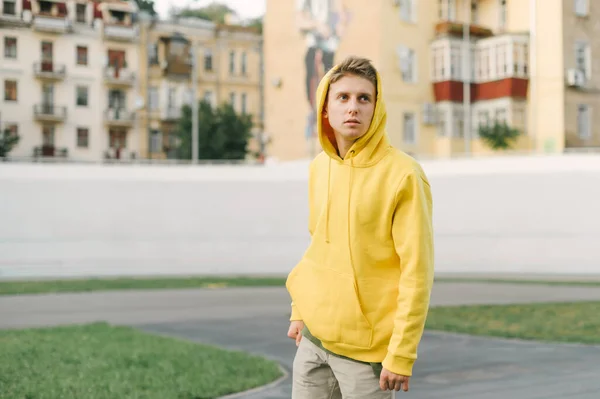 Πορτρέτο Ενός Όμορφου Νεαρού Κίτρινη Κουκούλα Που Στέκεται Στο Γήπεδο — Φωτογραφία Αρχείου