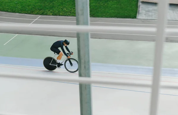 Radprofis Sportausrüstung Trainieren Auf Einem Leeren Velodrom Bahnradfahren Auf Dem — Stockfoto