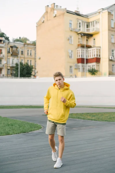 Foto Cuerpo Entero Joven Guapo Ropa Verano Con Estilo Con — Foto de Stock