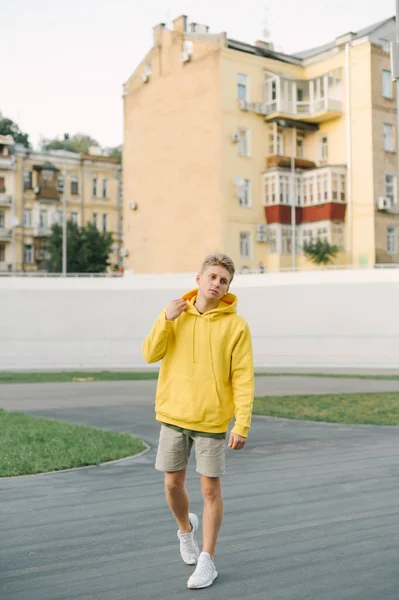 Full Length Foto Van Een Jonge Man Stijlvolle Zomerkleren Wandelen — Stockfoto