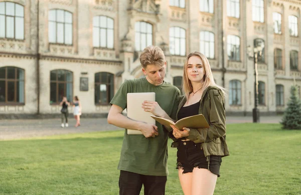 Casal Jovem Fica Grama Fundo Prédio Faculdade Com Laptop Caderno — Fotografia de Stock