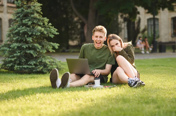 Een Paar Lachende Studenten Jongen Meisje Zittend Gras Het Universiteitspark — Stockfoto