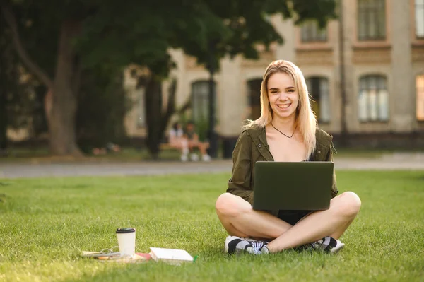 Gelukkig Meisje Zit Het Gazon Achtergrond Van Universiteit Gebouw Met — Stockfoto