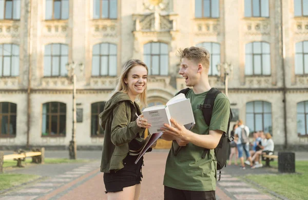 Üniversite Binasının Arka Planında Elinde Kitaplarla Ayakta Duran Mutlu Çift — Stok fotoğraf