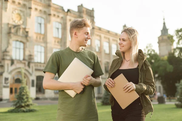 Gelukkig Jong Stel Casual Kleding Staan Universiteitspark Met Notebook Laptop — Stockfoto