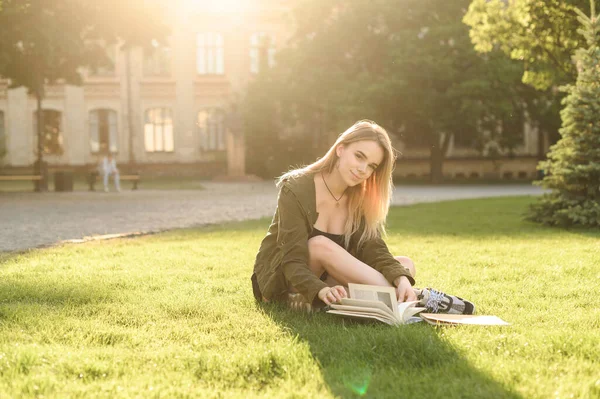 Chica Atractiva Ropa Casual Sienta Césped Parque Universitario Con Libros Imagen De Stock