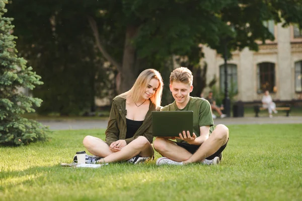 Mooie Paar Studenten Zitten Gras Universiteitscampus Gebruiken Laptop Met Een — Stockfoto