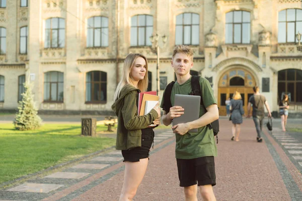 Красиві Пари Студентів Книгами Ноутбуком Руках Стоять Тлі Головної Будівлі — стокове фото