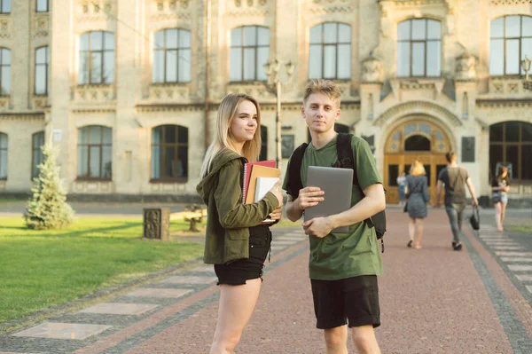 Hermosa Pareja Estudiantes Con Libros Una Computadora Portátil Sus Manos — Foto de Stock