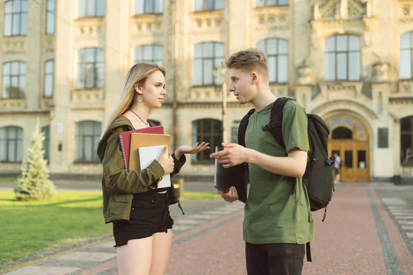 Двоє Красивих Студентів Хлопець Дівчина Розмовляють Фоні Будівлі Університету Тримають — стокове фото
