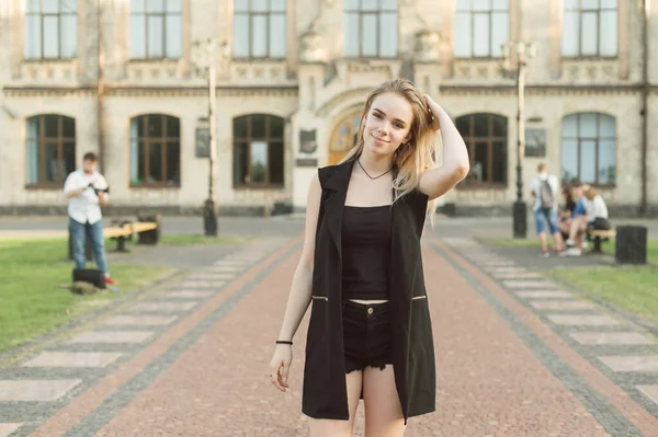 Senhora Feliz Roupas Casuais Pretas Está Porta Fundo Universitário Posando — Fotografia de Stock