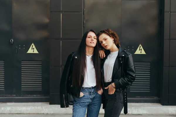 Retrato Duas Meninas Elegantes Roupas Casuais Posando Câmera Fundo Preto — Fotografia de Stock