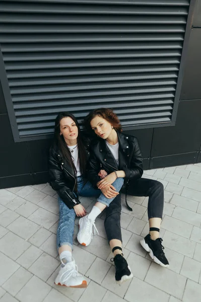 Портрет Двох Модних Дівчат Стильному Одязі Сидить Землі Спирається Темну — стокове фото