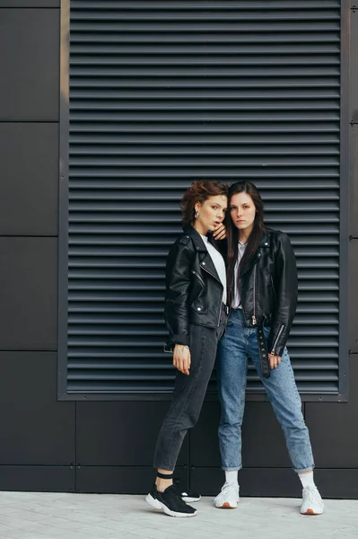 Retrato Vertical Duas Namoradas Roupas Casuais Vestindo Jaquetas Couro Jeans — Fotografia de Stock