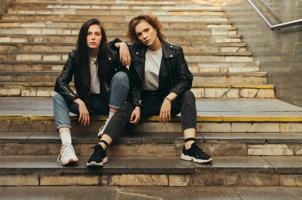 Duas Garotas Elegantes Sentadas Nas Escadas Subsolo Posando Para Câmera — Fotografia de Stock