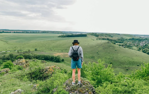 Chica Excursionista Una Mochila Está Pie Con Espalda Las Rocas — Foto de Stock