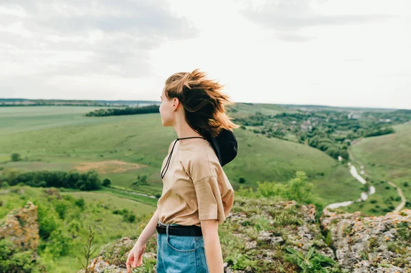 Hipster Menina Está Sobre Uma Rocha Fundo Uma Bela Paisagem — Fotografia de Stock