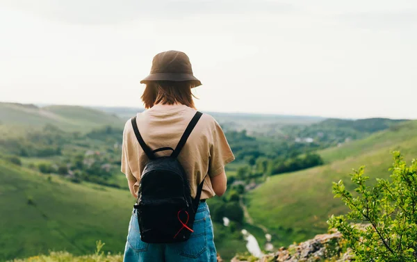 Back Tourist Girl Stands Mountain Beautiful Green Landscape Hipster Woman — Stock Photo, Image