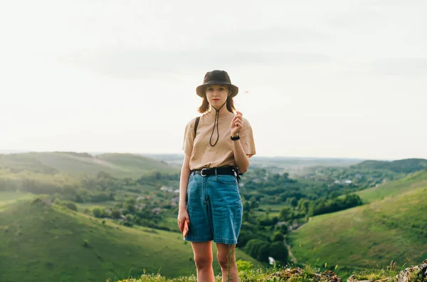 Chica Turista Ropa Elegante Encuentra Montaña Con Hermoso Paisaje Verde —  Fotos de Stock