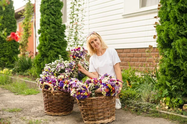 Mujer Positiva Sentada Patio Casa Con Cestas Flores Posando Para —  Fotos de Stock